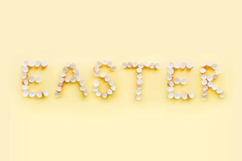 用蛋壳写的复活节 · 免费素材图片