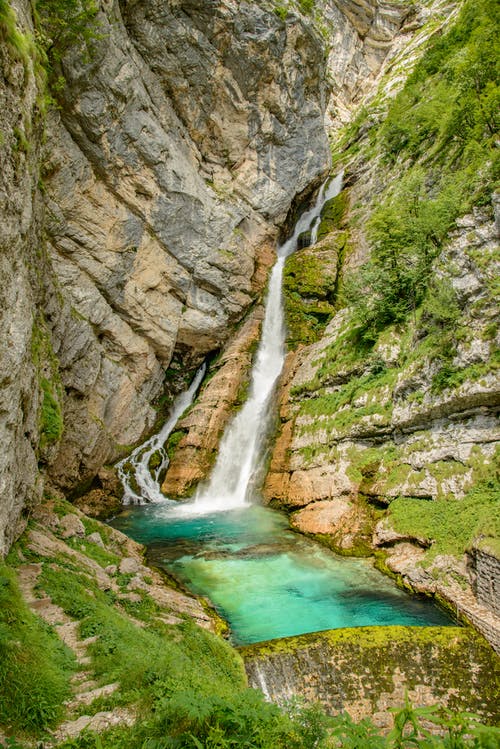 风景如画的瀑布和池塘的岩石峡谷 · 免费素材图片