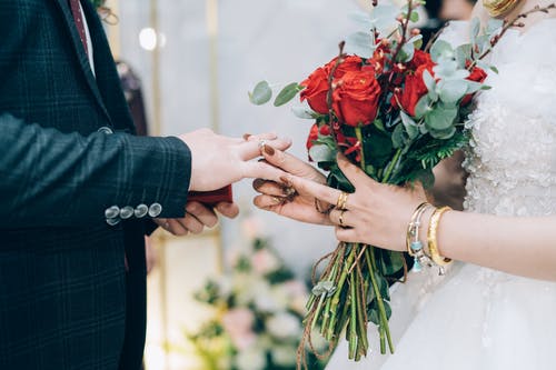 新郎和新娘交换结婚戒指 · 免费素材图片
