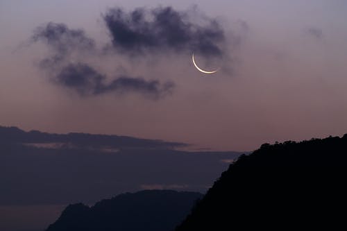 满月白云下的山的轮廓 · 免费素材图片