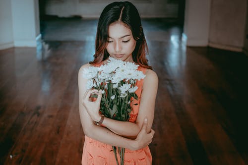 有关一束鲜花, 女人, 室内的免费素材图片