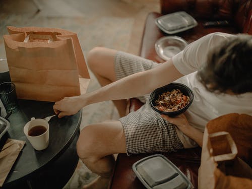 拿着白色陶瓷杯的白色长袖衬衫的人 · 免费素材图片