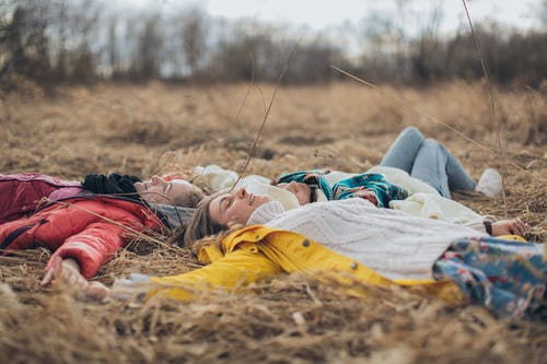 轻松的朋友，躺在草地上圈 · 免费素材图片