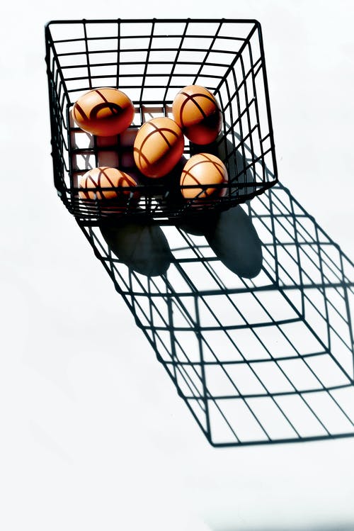 黑色金属篮子上的橙色水果 · 免费素材图片