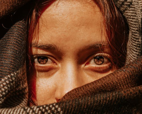播种棕色的眼睛，在温暖的围巾的年轻女子 · 免费素材图片