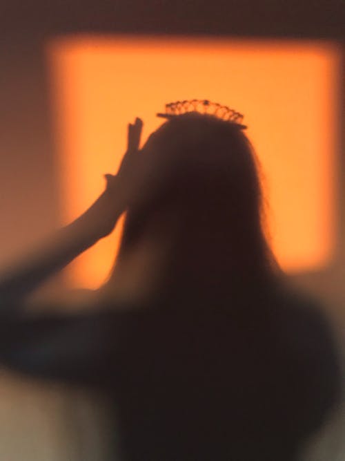 女人与皇冠头上的阴影 · 免费素材图片
