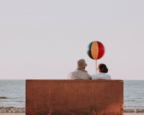 老夫妇在海边在夏天 · 免费素材图片