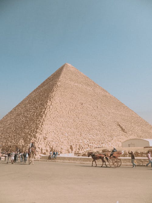 沙质沙漠与古代砂岩金字塔 · 免费素材图片