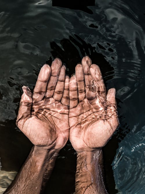 庄稼人用手在透明水下 · 免费素材图片