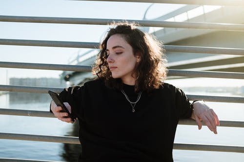 有关围栏, 女孩, 女性的免费素材图片