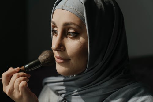 黑头巾控股化妆刷的女人 · 免费素材图片