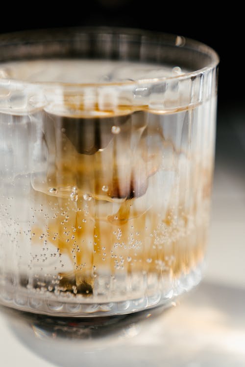 透明玻璃杯，带棕色液体 · 免费素材图片