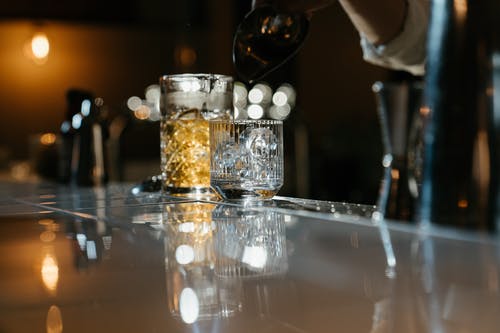 透明玻璃桌上的透明玻璃杯 · 免费素材图片