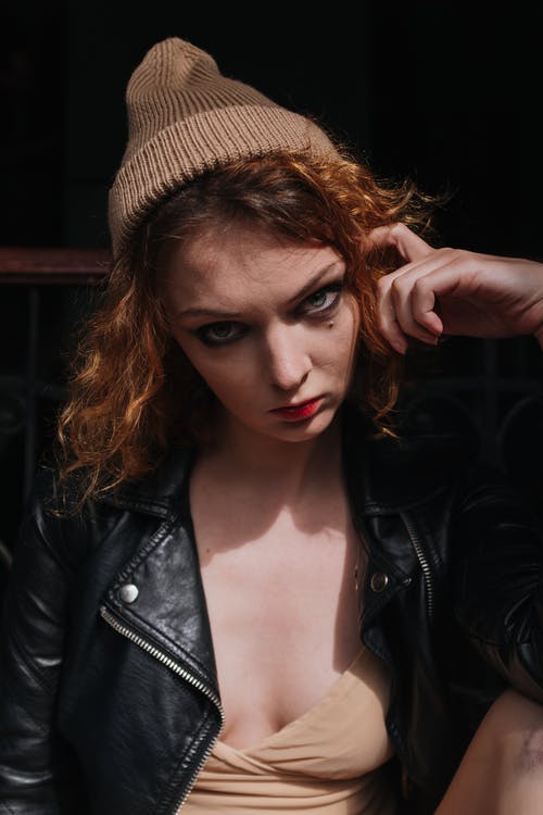 黑色皮夹克，戴着棕色针织帽的女人 · 免费素材图片