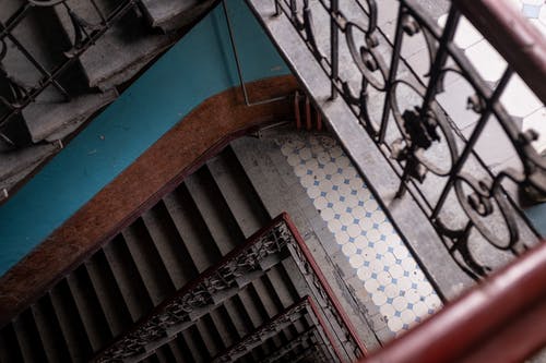 白色混凝土楼梯上的黑色金属栅栏 · 免费素材图片