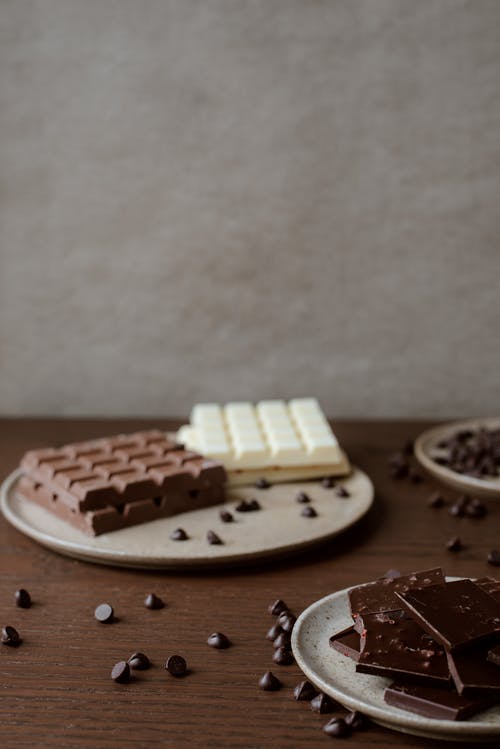桌上的各种巧克力 · 免费素材图片