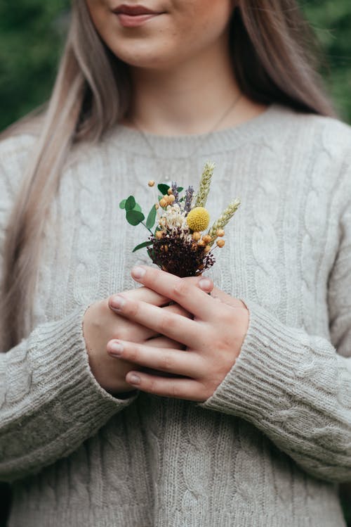 女人站着小束鲜花 · 免费素材图片