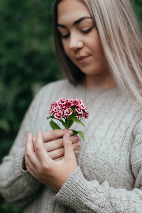 在花园里种着盛开的花朵的女性女人 · 免费素材图片