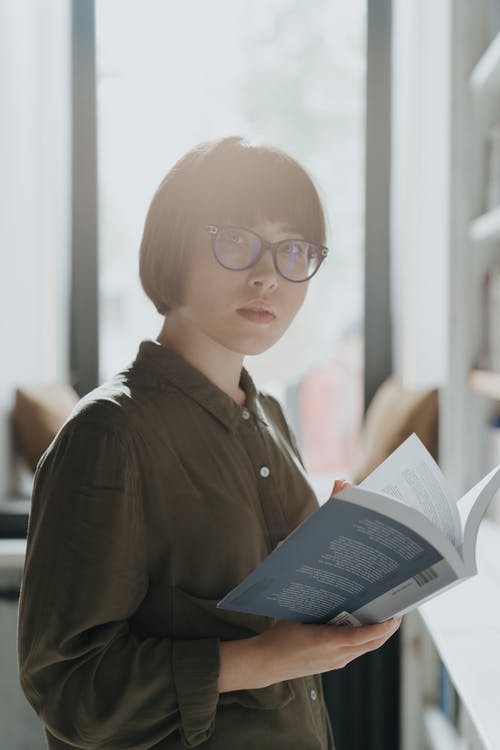 黑色礼服衬衫阅读书中的男孩 · 免费素材图片