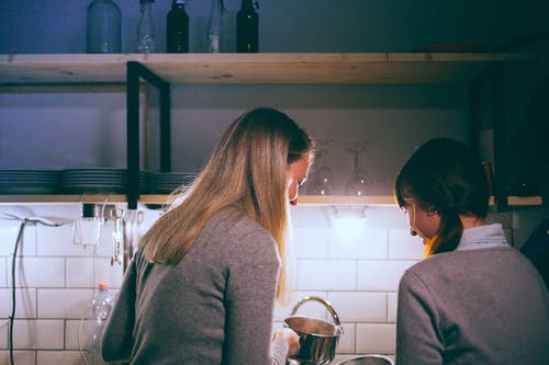 性格开朗的女人一起在厨房里做饭 · 免费素材图片