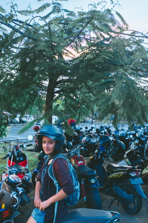 青少年在摩托车上的防护头盔 · 免费素材图片