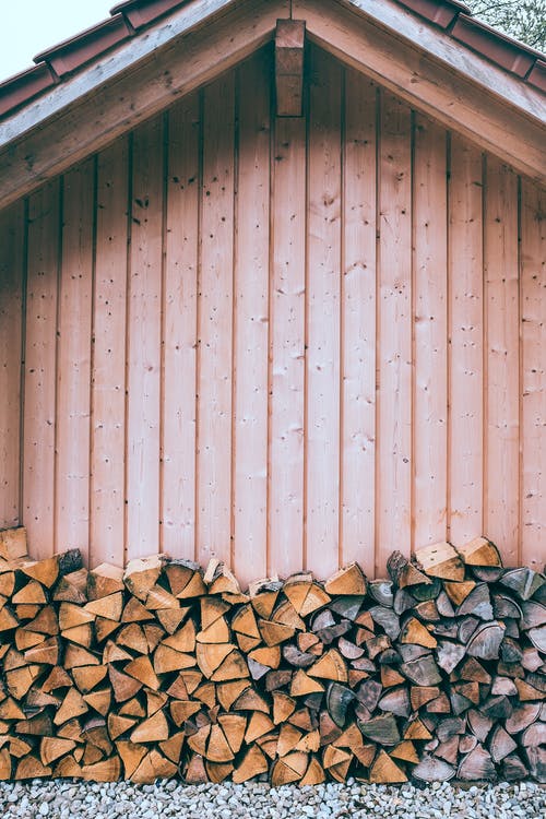 带干燥日志表面的木屋 · 免费素材图片