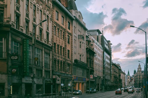 经典城市街道与建筑物和道路 · 免费素材图片