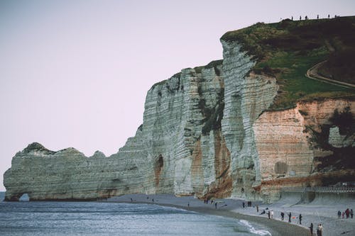 沙滩上的岩石峭壁 · 免费素材图片