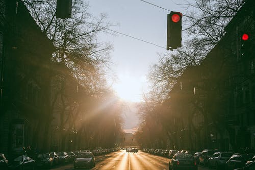 在日落时路的交通灯 · 免费素材图片