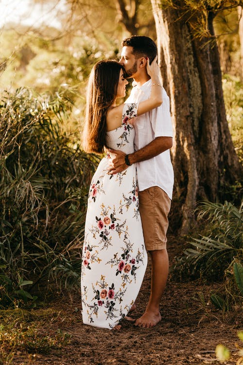 浪漫的情侣在茂密的森林中拥抱 · 免费素材图片