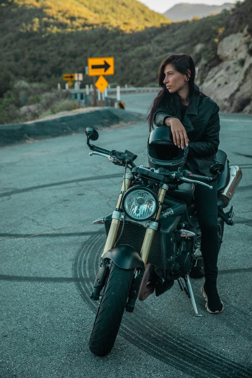 黑夹克的人在道路上骑黑色摩托车 · 免费素材图片