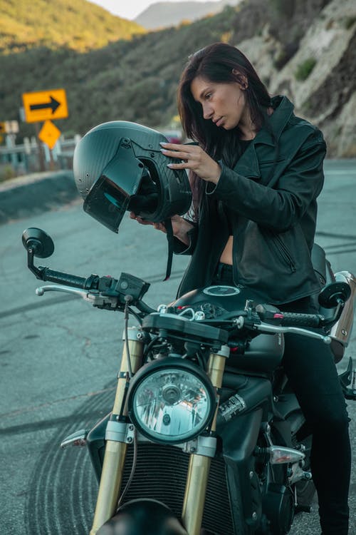 黑夹克骑摩托车的女人 · 免费素材图片