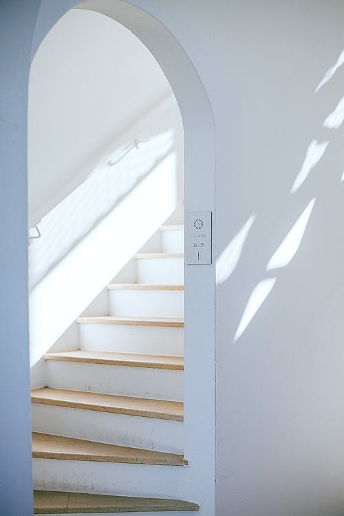 在阳光下的房子里的现代楼梯 · 免费素材图片