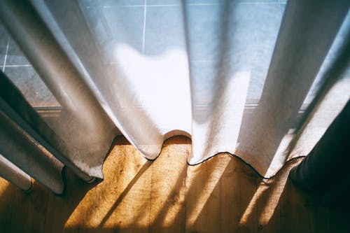 在阳光下的窗户上的白色窗帘 · 免费素材图片