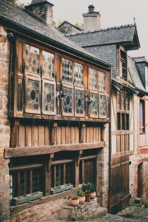 风化的舒适房屋，位于中世纪小镇狭窄的街道上 · 免费素材图片