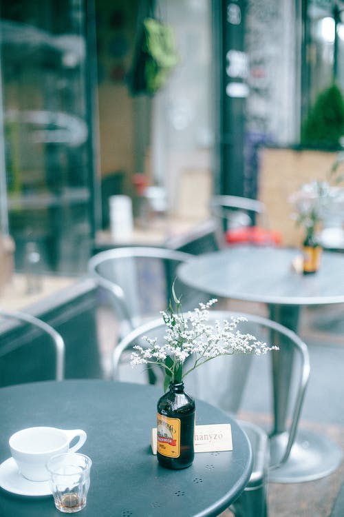 在街边咖啡馆的杯子和花的空表 · 免费素材图片