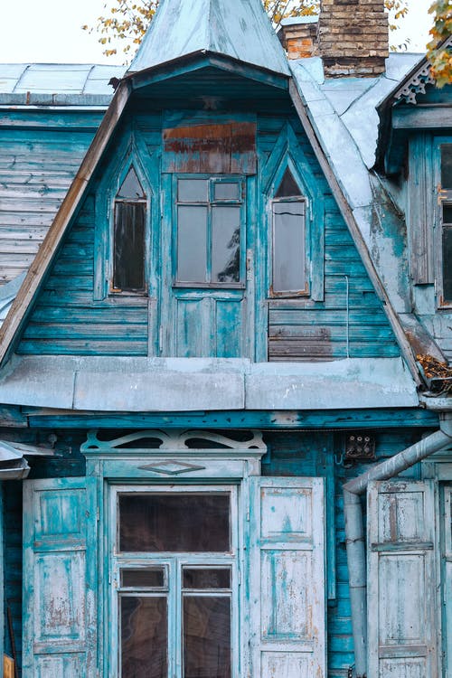 蓝色木房子上的蓝色木门 · 免费素材图片