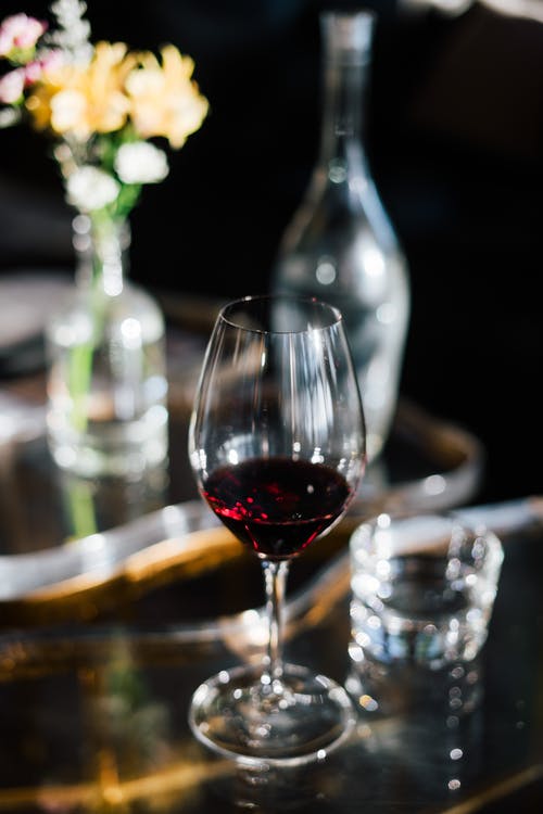 杯红酒在创意玻璃桌上 · 免费素材图片