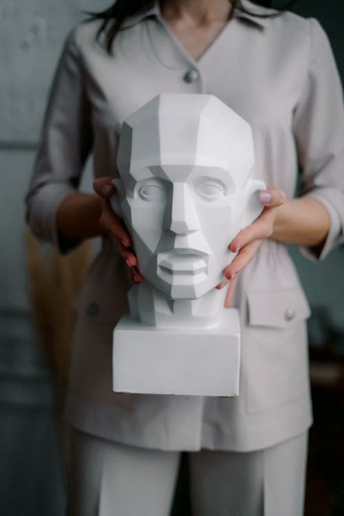 无法认出的女人，手里拿着手工雕塑 · 免费素材图片