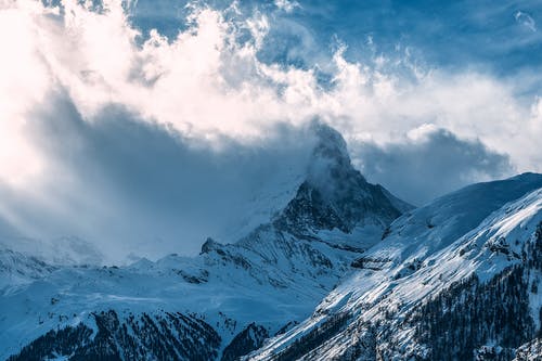 多云的天空下的积雪的山 · 免费素材图片