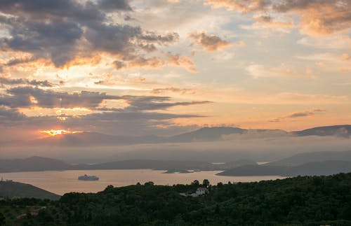 风景如画的山脉和海岸线在日落 · 免费素材图片