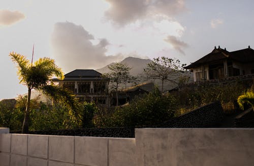 篱笆后面的斜坡上的别墅 · 免费素材图片