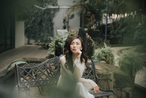 在花园的长凳上优雅梦幻亚洲女人 · 免费素材图片