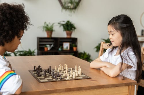 不同的女孩在明亮的房间里下棋 · 免费素材图片