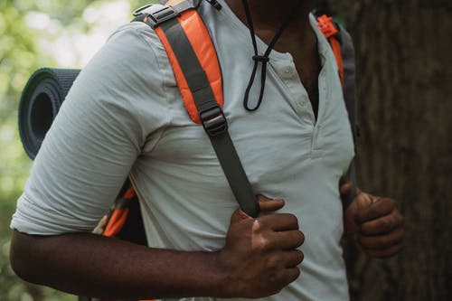 裁剪与树附近背包的黑人男性旅行者 · 免费素材图片