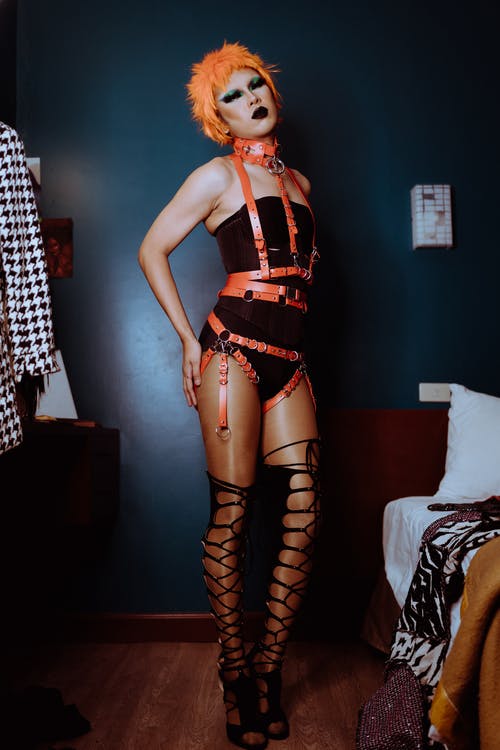 Bdsm服装站在黑暗的房间里的变性人 · 免费素材图片