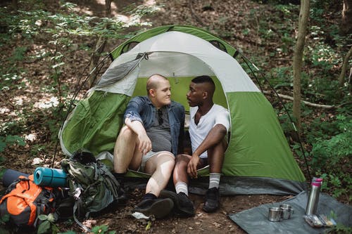 不同的朋友在森林里的帐篷里休息 · 免费素材图片