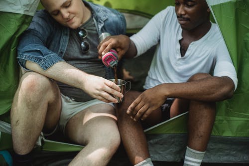 多种族的朋友在野营帐篷里喝茶 · 免费素材图片