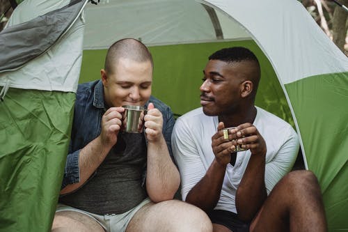 不同的朋友在帐篷里喝茶 · 免费素材图片
