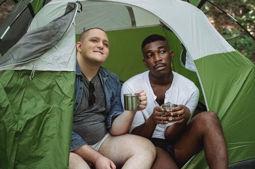 在大自然中的帐篷里野餐的多种族男人 · 免费素材图片